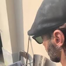 La sua scelta è piaciuta, infatti in tanti hanno. Capelli Lunghi E Barba Incolta Fabrizio Corona Torna Sui Social Con Un Nuovo Video Giornale Di Sicilia