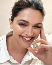 She is the daughter of a famous star couple of Bollywood. Guess who is She  , her debut film in Bollywood opposite whom &the star couple???