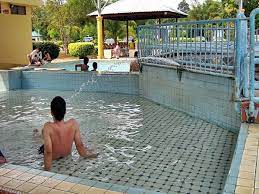 Uap hangat keluar dari dalam tanah dalam jumlah banyak hingga mirip selamat mencoba! Pusat Rekreasi Kolam Air Panas Leisure Labis Travelmalaysia