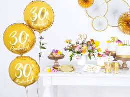 Décoration anniversaire adulte, de la vaisselle jetable imprimée joyeux anniversaire. Comment Choisir Un Theme Deco Pour Un Anniversaire D Adulte Sparklers Club