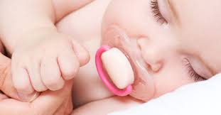 Wenn ein kind geboren wird, kommt es mit einem saugreflex auf die welt. Weg Mit Dem Schnuller Abgewohnen Leicht Gemacht Baby At