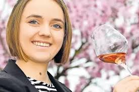 Zur Person: Alisa Weber strebt nach der Weinkrone