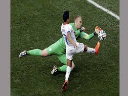 Goalkeeper has a small muscle tear to his right leg; Ajax Goalkeeper Jasper Cillessen Joins Fc Barcelona Mykhel