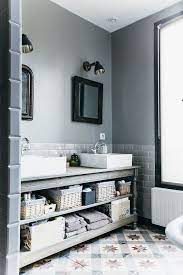 Installer une douche, repeindre du carrelage. Salle De Bain 5 Idees Pour La Relooker Sans Se Ruiner Visite Deco