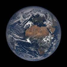 Nous sommes actuellement plus de 6 et la tendance s'est toujours accélérée. Terre Wikipedia