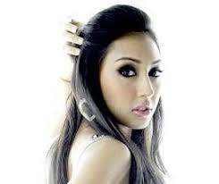 Zarina anjoulie mengamuk dipanggil janda tua oleh fara mandoza. Zarina Anjoulie Stylish Hair Colors Stylish Hair Choker Necklace