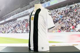 Se trata de un diseño completamente innovador y conmemorativo a los 100 de historia de la bicolor. Camisola Oficial Principal Listada 2019 2020 Clube Desportivo Nacional Madeira