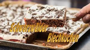 Meine oma hat immer schnaps mit ihren schattenmorellen (kirschen) und. Schwarzwalder Blech Kirschkuchen Ganz Einfach Youtube