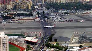 Die stadt und der flughafen ist auf der ostseite der straße von gibraltar, wo sich die halbinsel in obwohl flughafen von gibraltar in spanien befindet, gehört das gebiet des vereinigten königreichs. Gibraltar Flughafen Die Gefahrlichsten Landebahnen Der Welt