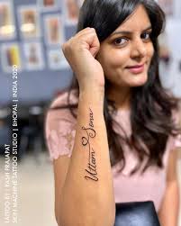 Among the choice of flowers the rose is among birds, the dove and the swallow are popular motifs.sometimes tribal designs tattoos and wings are also tattooed with the names of the kids. Parents Name Tattoo By Skin Machine Tattoo Studio ÙÙŠØ³Ø¨ÙˆÙƒ