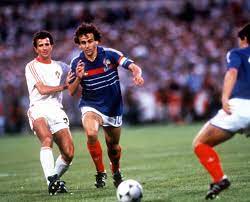 La première consécration du football français en 1984 en ce samedi 23 juin 1984, la ville de marseille s'est parée de bleu, blanc, rouge. France S Michel Platini Is Challenged By Portugal S Nene During Euro 84 Semi Final June 23 1984 France V Portugal 3 World Football Michel Platini Football