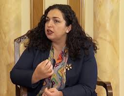 Das parlament des kosovo hat die juristin vjosa osmani zur neuen staatspräsidentin gewählt. A Do Te Kandidoje Per Presidente Ja Cfare Thote Vjosa Osmani Bota Sot
