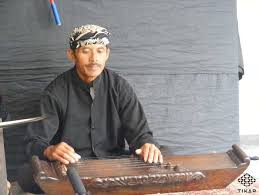 Jenglong memiliki peran sebagai kerangka lagu dan alat musik untuk membuat suara dasar. 12 Alat Musik Tradisional Jawa Barat Dan Penjelasannya Tokopedia Blog