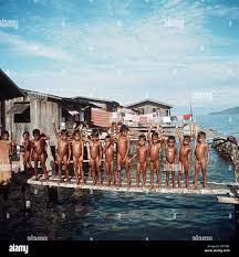 Die Philippinen. Nackt, wie Gott es ihnen bestimmt, Sprung Jungen aus einer  Bande Brett ins Wasser. Dies ist Ilang Dorf nicht weit von Davao  Stockfotografie - Alamy