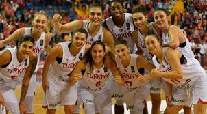 Millî takım ilk kez 2005 yılında i̇zmir'de düzenlenen universiade oyunları öncesi. A Milli Kadin Basketbol Takimi Ilk Galibiyetini Aldi
