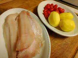 Scolatele, sbucciatele e tagliatele a rondelle spesse. Merluzzo Al Forno Con Gratin Aromatico Alle Erbe Patate E Pomodorini