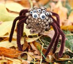 Spinne Aus Zapfen Und Pfeifenreinigern Gebastelt Mit Tannenzapfen Basteln Halloween Selber Machen Zapfen Basteln
