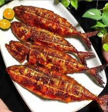 Ekor ikan kembung (disiang dan cuci bersih) • sudu kecil serbuk kunyit • sudu kecil garam • biji bawang besar (hiris) • serai (diketuk) • bawang putih (hiris) • inci halia (hiris) • tangkai cili padi (hiris) 15 minit Ikan Kembung Bakar Manis Pedas Resep Ikan Bakar Resep Resep Ikan