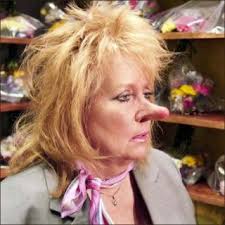 Mika Rottenberg : l'absurde poésie du travail (films, installations)