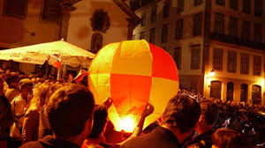 Por todo o lado foi uma noite de folia, com música, foguetes, fogo de artifício e alegria. Suspensao De Voos No Porto No Sao Joao Decorre De Perigo Face A Aumento Exponencial De
