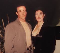 وفي حجرة صغيرة جلست بمفردي وساعتها شعرت بمدىي الرعب الذي تملك قلبي من الاصابة بـ انفلونزا الخنازير. Nfcak9ifha3bvm