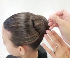Per realizzare uno chignon disordinato, puoi scegliere se lasciare qualche ciocca sciolta o tirare . Come Fare Lo Chignon Da Ballerina Scuola Di Danza E Ballo A Brescia On Stage