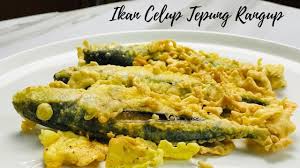Ikan goreng celup tepung empat ekor ikan pelaling yang segar siap dibersihkan dan disiang. Ikan Celup Tepung Rangup Macam Makan Tepi Laut Resepi Mudah Sedap Youtube