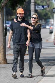 Et has reached out to olsen's rep for comment. Elizabeth Olsen Packs On Some Pda With Her Musician Boyfriend Robbie Arnett In Los Angeles