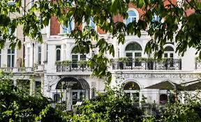 The baglioni hotel london is situated in the heart of london, the cosmopolitan city par excellence, opposite hyde park with an enchanting view of kensington gardens and palace. Baglioni Hotel London England Kensington London United Kingdom Luxury Hotel Hurlingham Travel