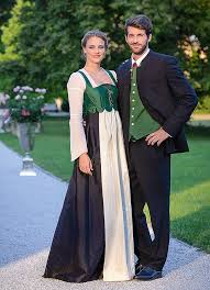 Edles Anna Plochl Schnurmieder Aus Reiner Seide Die Dupionqualitat Der Seide Sorgt Fur Eine Brillante Farbwirkung Der K Braut Dirndl Dirndl Trachten Dirndl