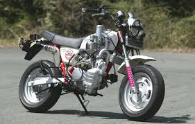 ホンダエイプ100のターボ仕様 軽自動車用部品とガス管を流用し 峠でビッグバイクをカモる motorfan bikes モータファンバイクス ギャラリー 軽自動車 ターボ バイク