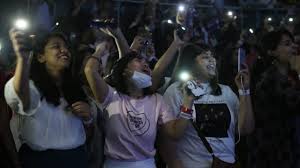 Schau dir unsere auswahl an gift for kpop fan an, um die tollsten einzigartigen oder spezialgefertigten, handgemachten stücke aus unseren shops zu finden. K Pop Fans A Growing Tribe In India They Hold Concerts Do Charity Run Stores