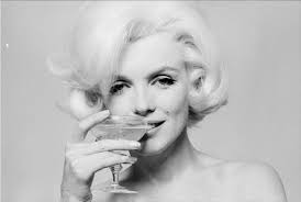 Very stunning footage of Marilyn Monroe in New York City, filmed by Peter  Mangone in 1955. She wore a lovely wool jacket adorned with a mink fur  collar, a piece that now