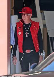 If katy perry was a man and that american idol kiss happened to a woman, it would be sexual harassment, right? Freedomroo Katy Perry S Preacher Father Flashes A Cross Necklace Amid Reports He Spent 178k Church Donations Australiannewsreview