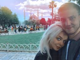 На фото они с мужем позируют с цветами и бокалами шампанского в салоне роскошного авто. Pochemu Alina Grosu Razvelas S Aleksandrom Komkovym Novosti Ukrainy Bukvy