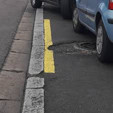 Les panneaux de forme triangulaire annoncent un danger : Comment Prendre Une Amende Betement En Stationnant Devant Son Propre Garage Le Reveil Normand