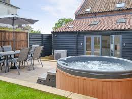 Swafield Barns The Old Stables Ref Ukc3371 In Swafield Near North Walsham Norfolknorfolk Cottages Com Hot Tub Holidays Hot Tub House Rental