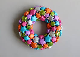 Kranz Mit Knallig Bunten Sternen Die Aus Einem Papierstreifen Gewickelte Basteln Mit Papierstreifen Weihnachten Basteln Mit Papierstreifen Basteln Weihnachten