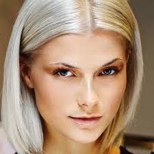 Come dire addio alla tinta e tornare al tuo colore naturale. Come Portare I Capelli Bianchi The Wom Beauty