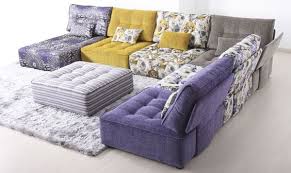 كنب رمادي و موف