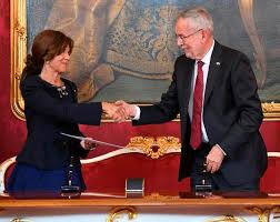 Das würdigte an diesem historischen donnerstag auch der zielstrebig arbeitete sie sich nach oben, zuerst in die staatsanwaltschaft wien, 1990 folgte der. Brigitte Bierlein Topjuristin Karrierefrau Kanzlerin News At