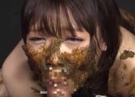 水ゲロを吐きまくりながらチンポをフェラする糞まみれ女ｗ | スカトロ動画ぶりりずむ