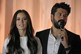 Ancak burak özçivit ve fahriye evcen'den ne düğün, ne düğün hazırlığı haberi oldu bu kez. Burak Ozcivit Rechts Oben Fahriye Evcen In Stuttgart Bei Der Film Premiere Von Ask Sana Benzer Stuttgarter Zeitung