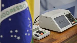 Distritão a comuna é uma organização ecossocialista, feminista, antirracista, antilgbtfóbica, antiproibicionista e revolucionária fundada em 2017 no brasil. O Que E O Distritao Eleitoral E Por Que Ele E Tao Criticado Bbc News Brasil