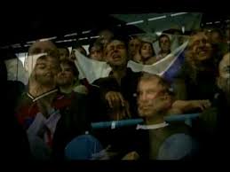 V tom šeru dvorů trpěly místy zbytky trávy z pavlačí dolů visely stonky zvadlejch květin jen vokna zaprášený s čarami. Ales Brichta Nechte Vlajky Vlat Youtube