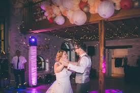 Une boîte à dragées déco pour le mariage il s'agit sans doute du petit présent incontournable que vous aurez l'occasion de donner aux invités. 28 Idees De Musique Pour Ton Entree Ta Ceremonie Ou Ta Premiere Danse Mademoiselle Dentelle