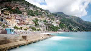 La fenice is perched on a hill with villas and cottages that gradually drop down by a series of steps, lush with cascades of bougainvillea, lemons and vines, to the tyrrhenian sea. Reisetipps Positano 2021 Das Beste In Positano Entdecken Expedia