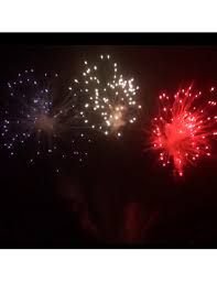 Déclenche un feu d'artifice dans le ciel qui éclate en étoiles rouges, blanches et bleues. Feu D Artifice Compact Xp5272 V Bleu Blanc Rouge Artifices Compacts