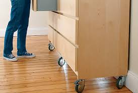 Porte coulissante rangement venus et judes. Installer Des Roulettes Sous Un Meuble