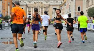 La romaostia è la mezzamaratona più partecipata d'italia, uno degli eventi di atletica leggera più attesi e amati dai podisti di tutto lo stivale che dal 1974 si ritrovano a correre i 21 chilometri che separano roma dal mare di ostia in un esplosione di entusiasmo e sportività senza paragoni. Hoka One One Sponsor Ufficiale Della Maratona Di Roma